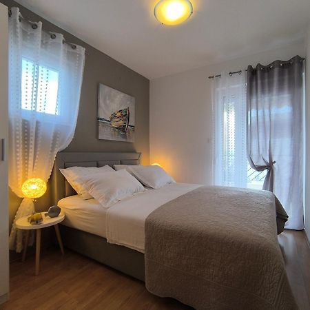 Villa Seaview With Pool - Apartment Yellow Трогір Екстер'єр фото